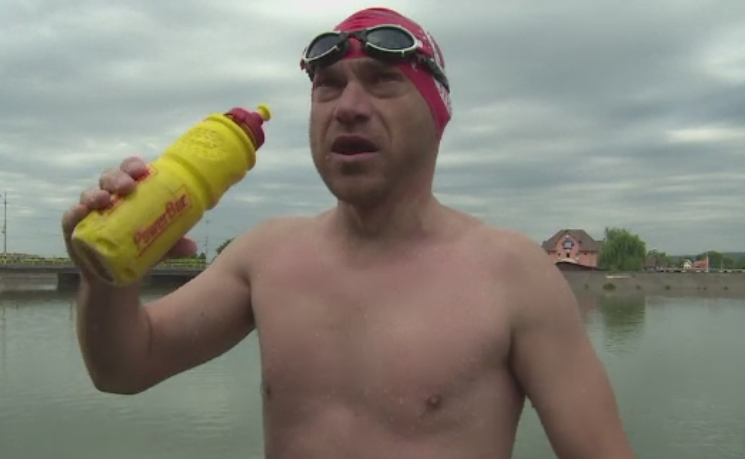 Romanul care a inotat 11 ore in apa rece a Jiului pentru a ajuta o fetita nascuta fara un picior. Ce s-a intamplat la final