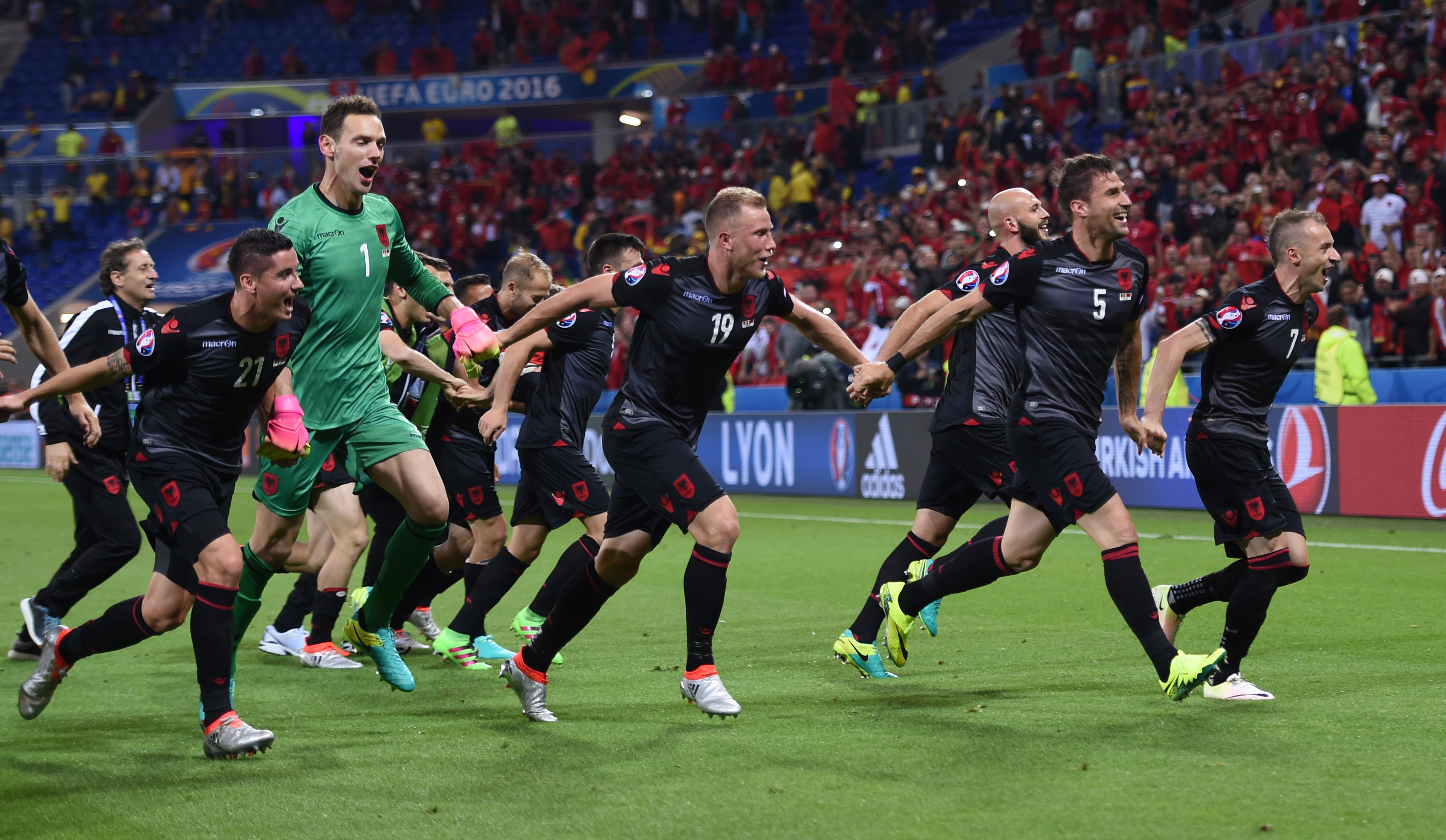 Explozie de bucurie pe strazi la Tirana pentru victoria cu Romania. Mesajul publicat pe Twitter de premierul Albaniei