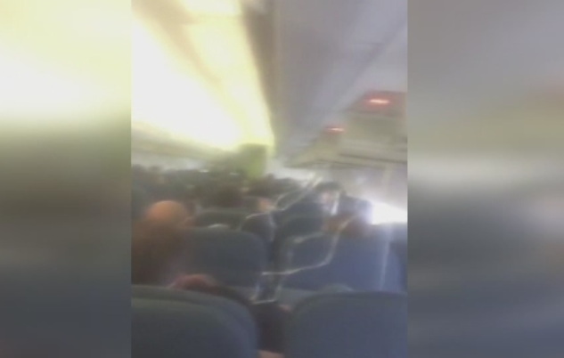 Panica la bordul unei curse Blue Air: avionul s-a depresurizat si mastile de oxigen au cazut. Explicatiile date de companie