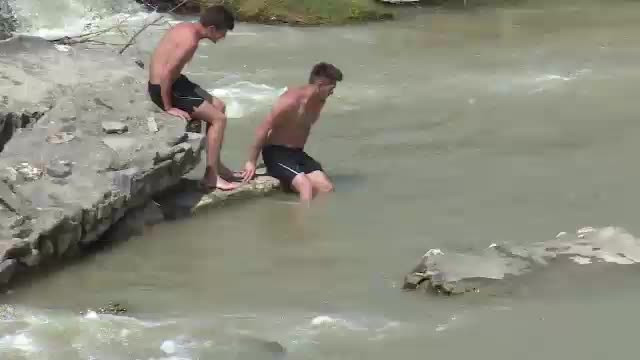 A plecat sa se racoreasca in rau, dar s-a trezit intr-un film de groaza. Localnicii se tem ca au de-a face cu o crima