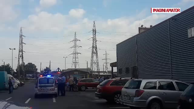 Un barbat din Timis a fost la un pas sa-si parcheze masina direct in supermarket. A confundat frana cu acceleratia