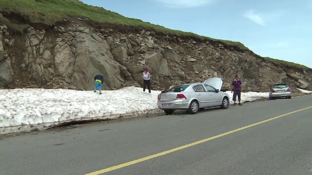 Locul din Romania in care oamenii s-au batut cu bulgari de zapada in ziua de Rusalii. "E ceva de vis aici!"