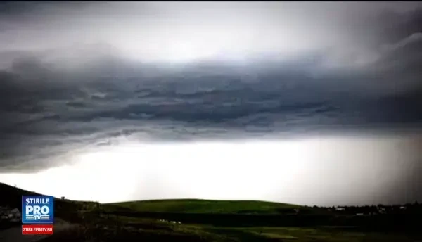 Temperatura a scazut brusc cu 10 grade, iar apoi localitatile au fost lovite de o tornada. Imaginile filmate de martori