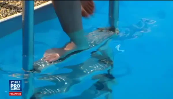 Mama uneia dintre fetele gasite inconstiente in piscina din Capitala, cercetata penal. Adolescentele sunt in stare grava