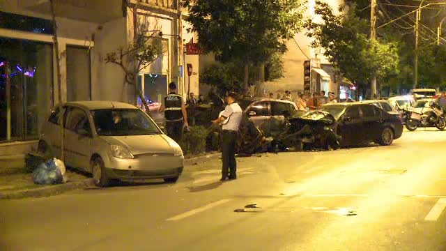 6 masini dintr-o lovitura: dezastrul provocat de un sofer grabit din Capitala. Ce a mai distrus barbatul