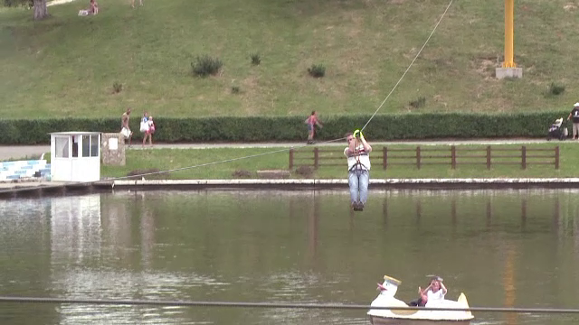 Tiroliene, parcuri de aventura, gratare si cozi la drumul de intoarcere. Cum s-au distrat romanii la munte in weekend