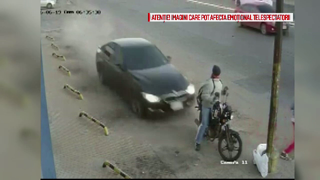 Imagini terifiante pe o sosea din Paraguay. Un sofer beat a spulberat un motociclist care stationa si a daramat un stalp