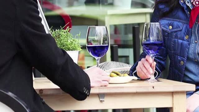 Un nou sortiment bizar de bautura atrage atentia consumatorilor de alcool. Ce este vinul albastru