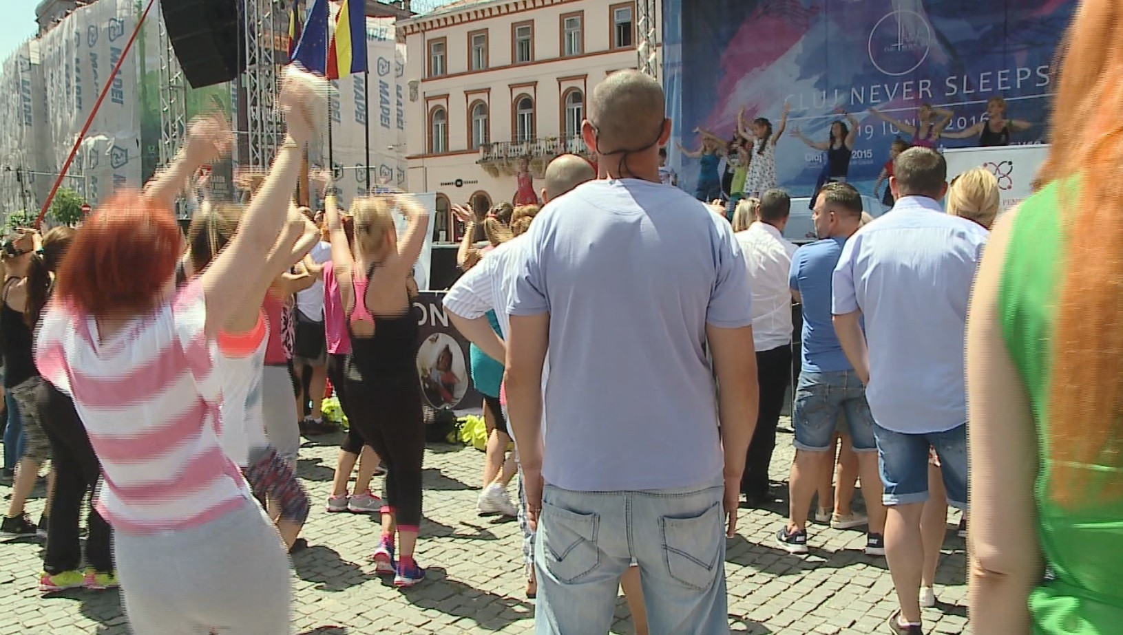 Dans caritabil. Sute de clujeni s-au adunat in weekend in Piata Unirii sa danseze zumba pentru copiii dependenti de dializa