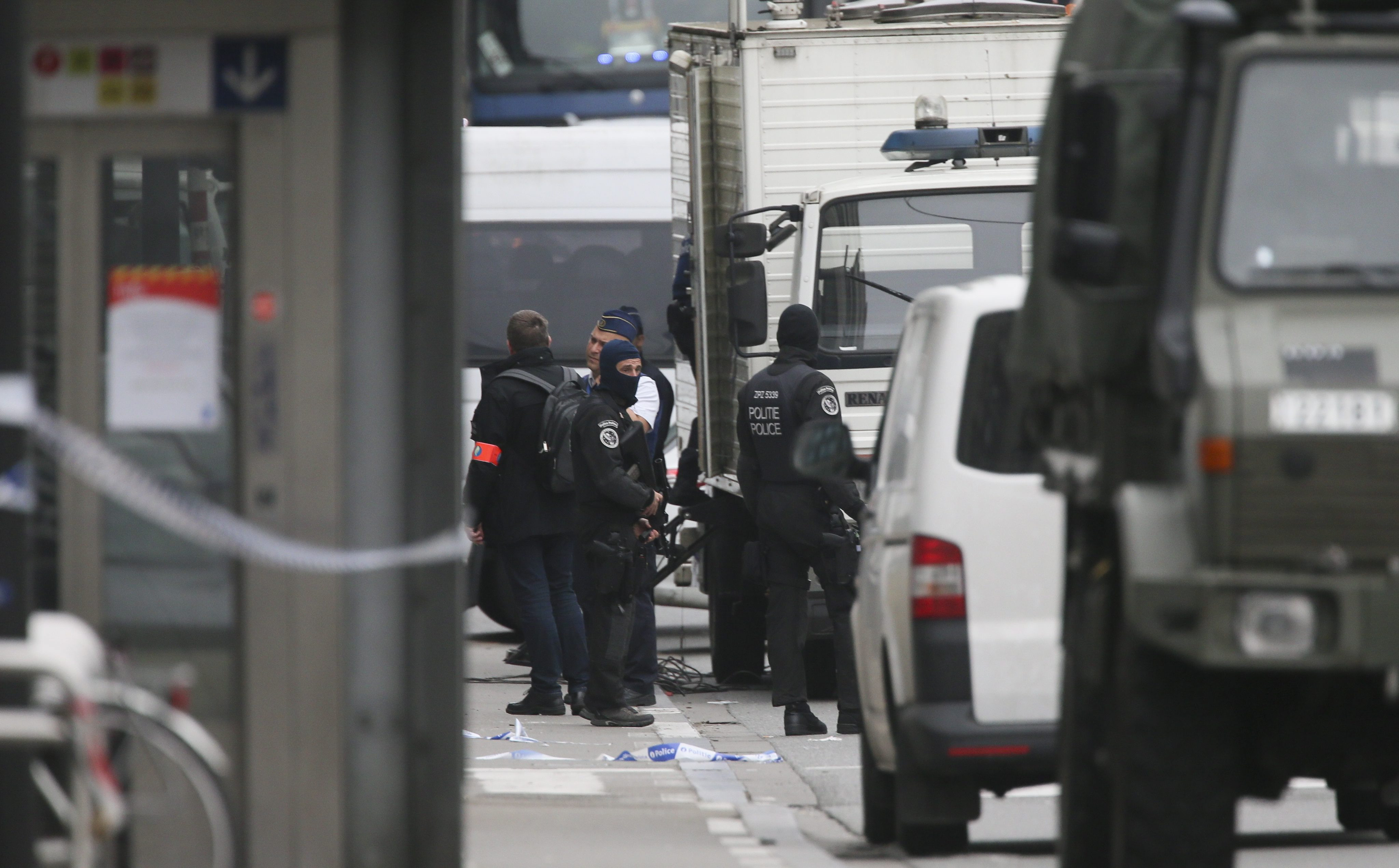 Alerta cu bomba intr-un centru comercial din Bruxelles. Suspectul avea o falsa centura exploziva, facuta din sare si biscuiti