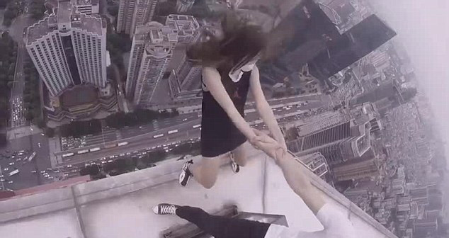 Momentul in care un cuplu atarna pe marginea unui zgarie-nori in China: ce se intampla cu ei in urmatoarele secunde. VIDEO