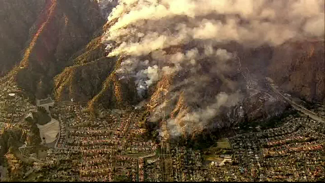 Alerta in California, din cauza incendiilor masive de vegetatie: focul a ars sute de hectare si nu poate fi controlat