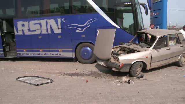 Masina lovita de un autocar plin cu pasageri, intr-o benzinarie. Soferul autoturismului a murit