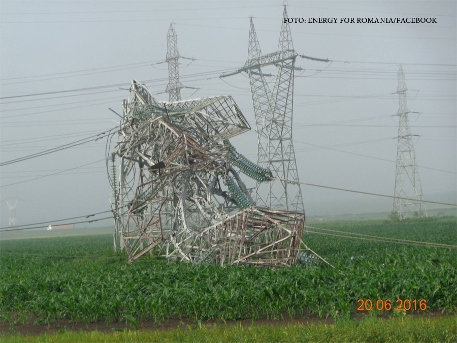 stalpi de curent distrusi de tornada in Mures