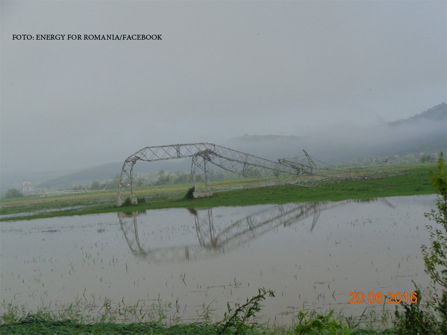 stalpi de curent distrusi de tornada in Mures