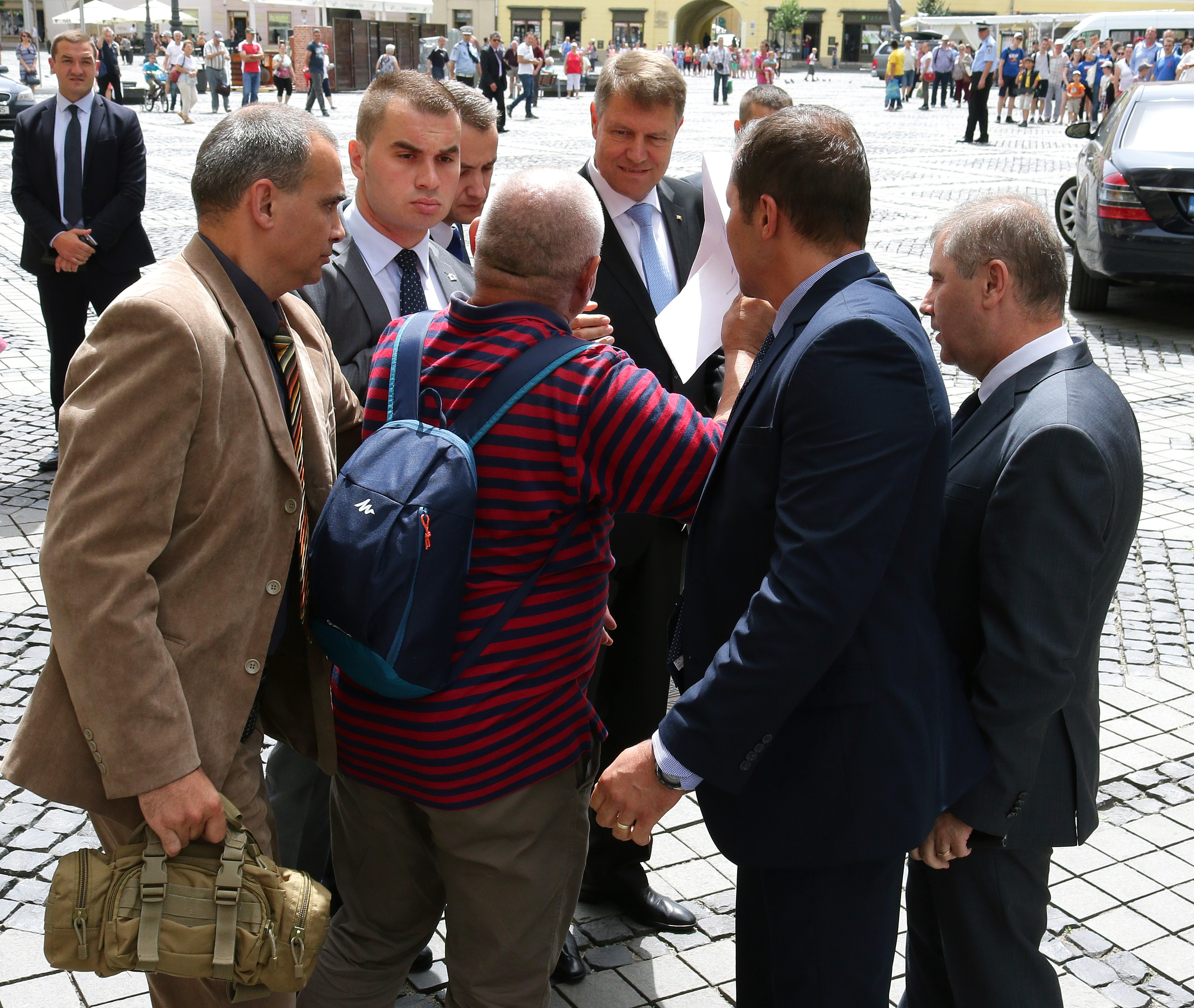 Incident in timpul vizitei lui Iohannis la Sibiu. Cine este barbatul care a sarit din multime sa-i dea un plic presedintelui