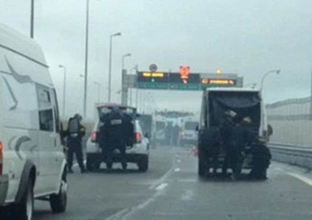 Ciocniri violente intre refugiati si politisti, in Calais: scenele cumplite filmate de un turist britanic. VIDEO