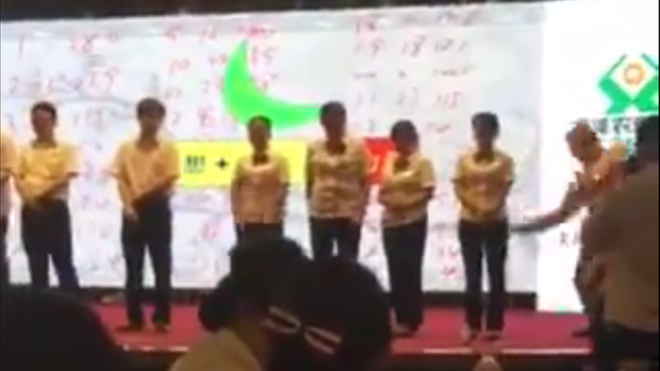 Angajatii unei banci, batuti cu batul si rasi in cap din cauza performantelor slabe. Imaginile revoltatoare au ajuns online