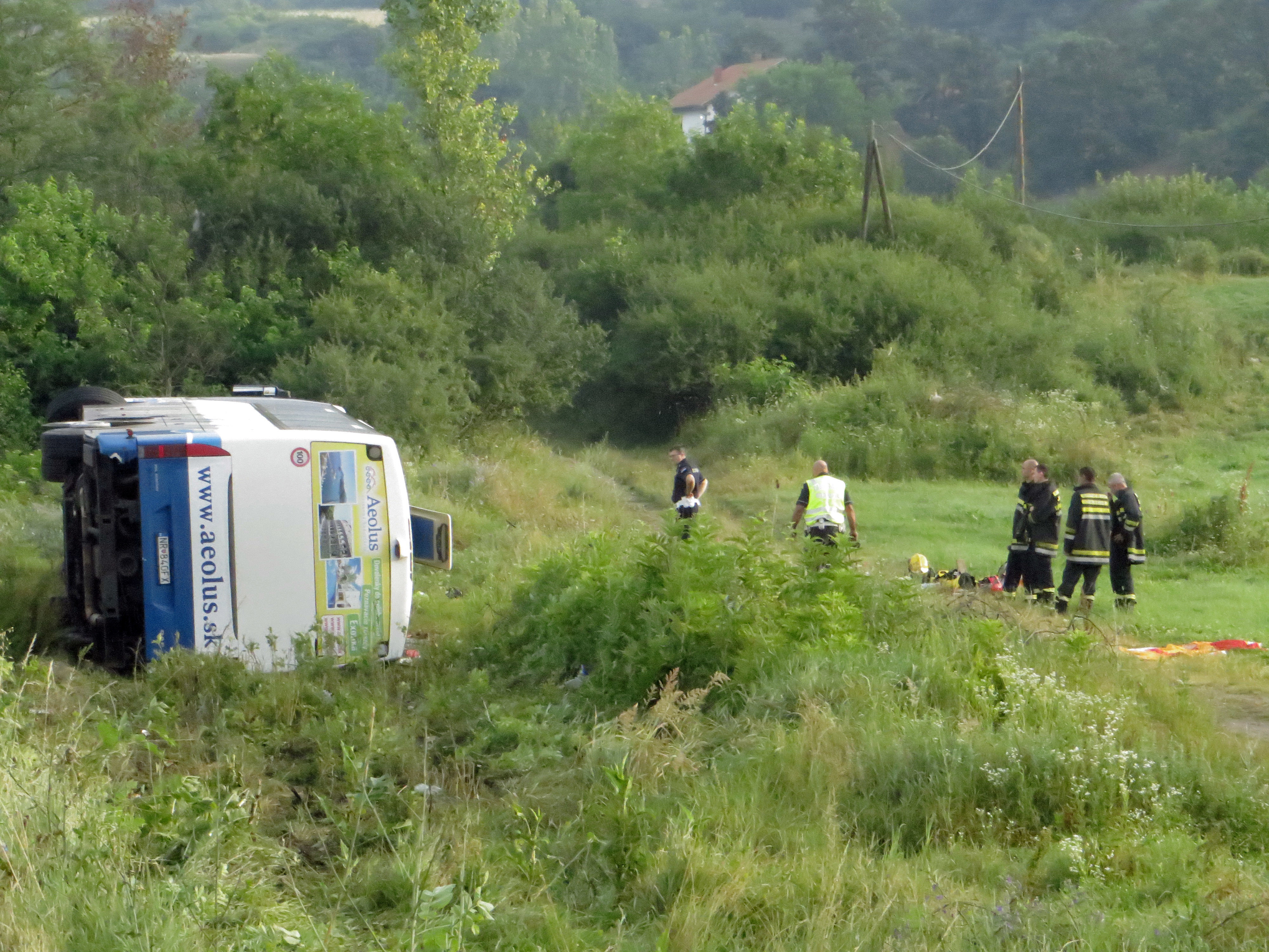 Cinci morti si 23 de raniti, dupa ce un autocar cu turisti slovaci s-a rasturnat pe o autostrada in Serbia. FOTO