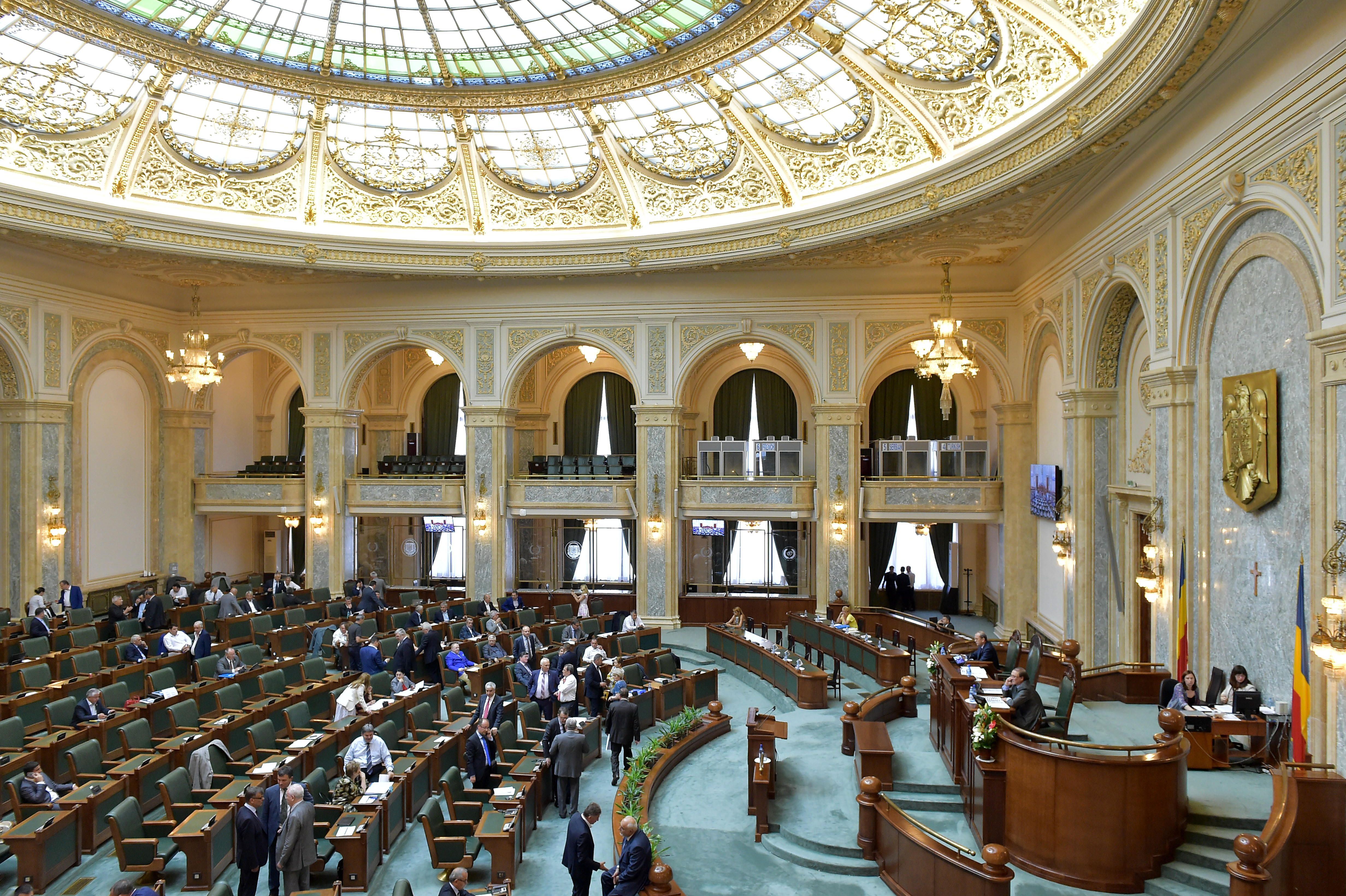 Legea pensiilor speciale pentru alesii locali, declarata neconstitutionala de CCR, a fost adoptata de Parlament