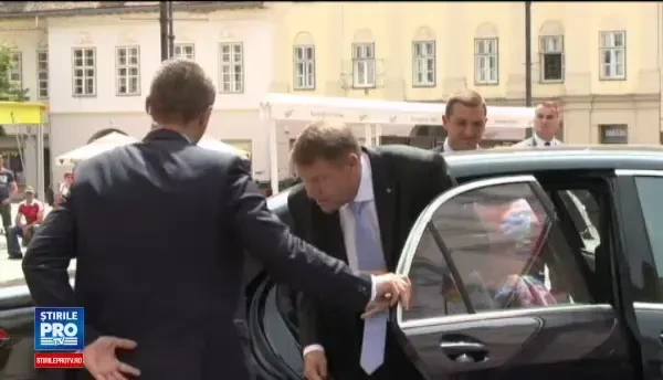 Incident in timpul vizitei lui Iohannis la Sibiu. Cine este barbatul care a sarit din multime sa-i dea un plic presedintelui