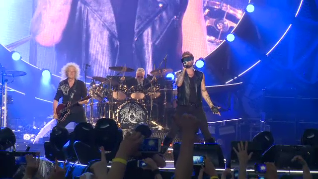 Concertul Queen + Adam Lambert a strans mii de fani in Piata Constitutiei. Omagiul emotionant adus lui Freddie Mercury