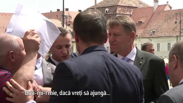 Barbatul care i-a aruncat cerneala pe fata lui Emil Constantinescu l-a asaltat si pe Iohannis. Reactia sefului statului