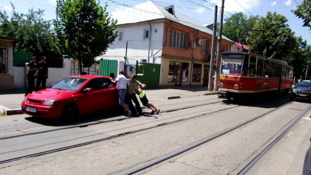 Un sofer din Galati si-a parcat masina fix pe linia de tramvai. Ce au facut martorii cand au vazut scena