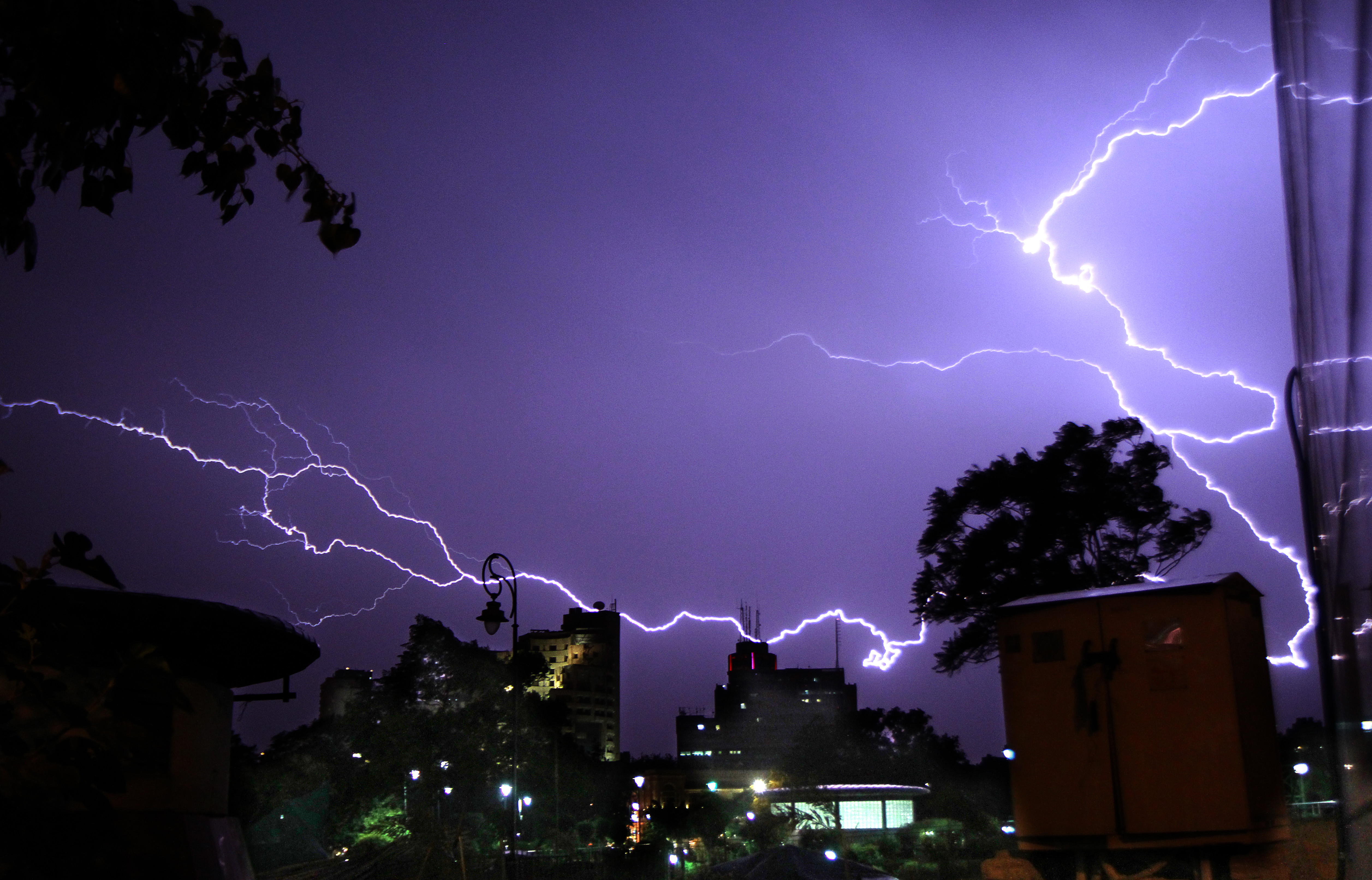 Alerta in India. Aproape 100 de oameni au murit loviti de fulger, in urma furtunilor puternice