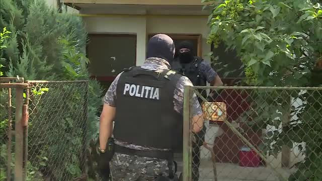 Barbatul acuzat de un asasinat comis in 1998 ar fi actionat la comanda mafiei italiene. Ce au povestit, ingroziti, vecinii