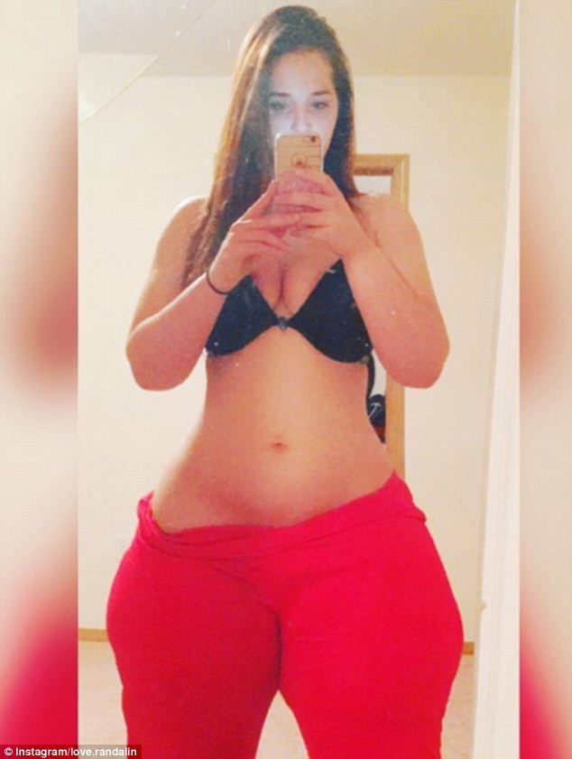 Pare o tanara obisnuita, insa oamenii raman uimiti cand o vad de la brau in jos. Cum arata femeia. FOTO