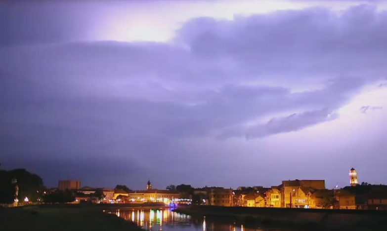 Vanatorii de furtuni din Romania se intrec in capturi spectaculoase. Cum au surprins o scena demna de "Vrajitorul din Oz"