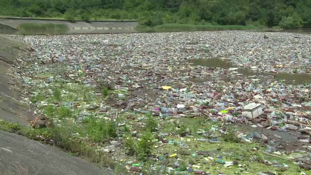 Imagini dezolante cu "bomba ecologica" din zona barajului de la Targu-Jiu. Mizeria care a aparut in urma inundatiilor