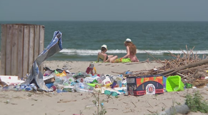 Dintr-o plaja promitatoare a ajuns un loc plin de gunoaie, iar drumul de acces e distrus. Ce s-a ales de "Vamaia"