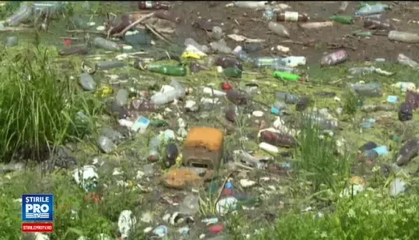 Imagini dezolante cu bomba ecologica din zona barajului de la Targu-Jiu. Mizeria care a aparut in urma inundatiilor