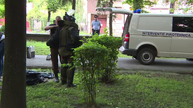 Proiectil neexplodat, descoperit pe o strada din Capitala. Pirotehnistii au intervenit pentru a-l ridica in siguranta