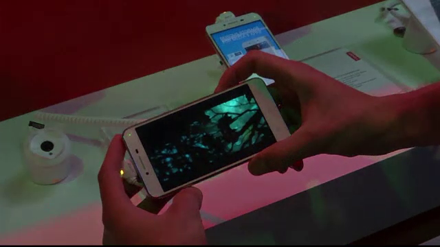 Pericolul la care te expui cand te uiti pe telefon, pe intuneric. Prin ce au trecut doua femei dupa aceasta greseala