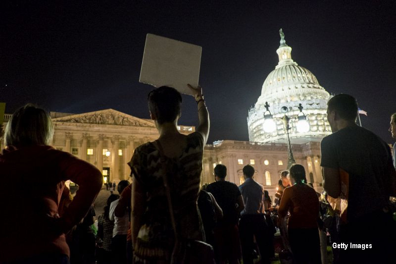 Situatie fara precedent in Congresul american. Timp de 14 ore, zeci de democrati au ocupat sala de sedinte