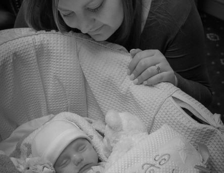 O mama a postat o poza cu bebelusul ei, dar a fost raportata ca fiind "jignitoare". Adevarul tragic pe care il ascunde poza