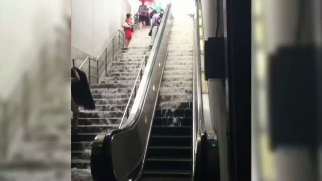 O ploaie torentiala a transformat scarile unei statii de metrou din Washington intr-o cascada. VIDEO
