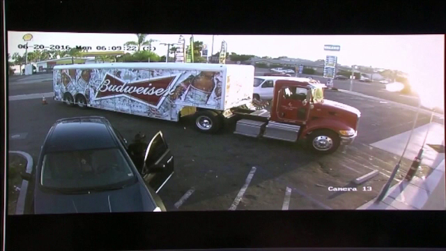 A furat o masina dintr-o benzinarie din California cu tot cu copiii aflati pe bancheta din spate. Reactia disperata a tatalui