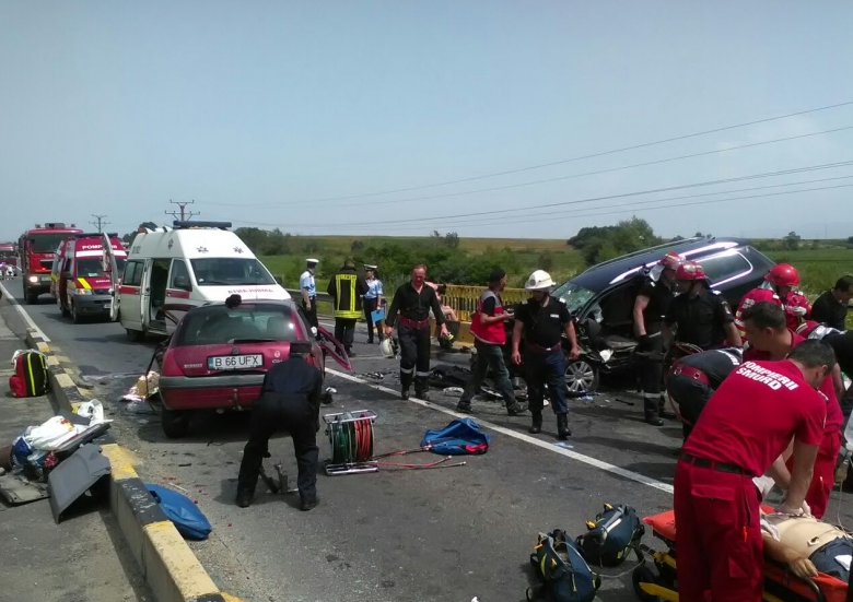 Grav accident pe DN1, in Brasov. Patru morti si doi raniti dupa ce o soferita a pierdut controlul masinii. FOTO