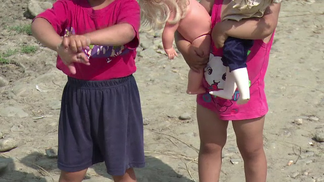 Un copil de 2 ani a ajuns in stare critica la spital, dupa ce a inghitit insecticid. Unde se aflau mama si bunica lui