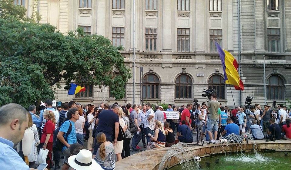 "Parlamentul Rusinii." Cateva sute de oameni au protestat la Universitate. Cine si-a facut aparitia la miting