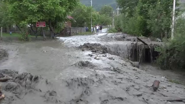 COD ROSU de inundatii in doua judete. Zeci de persoane au fost evacuate. "Mi-am luat copiii in brate si am fugit"