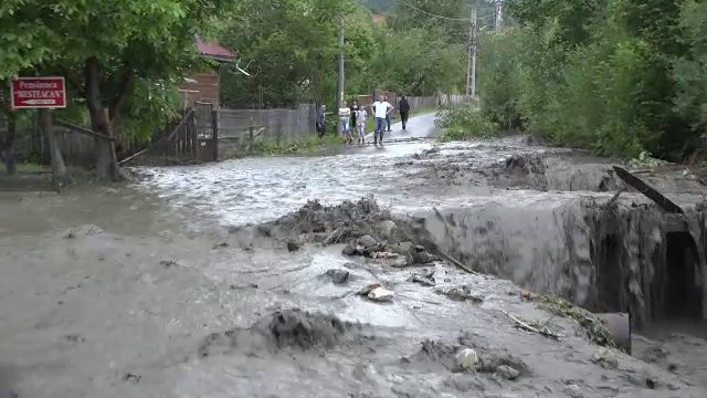 Canicula in Sudul tarii si inundatii de proportii in Maramures. "Podetele cu gainile, cu porcii... le-a luat cu totul"