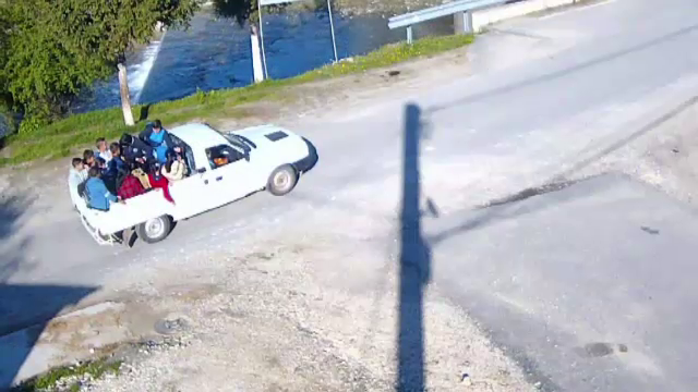 Situatie revoltatoare in Dambovita, unde 12 elevi au fost transportati cu o duba de marfa. Ce ar putea pati dascalul