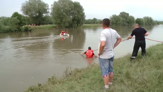Un tanar este cautat in apele raului Timis, iar altul a fost salvat in ultima clipa de scafandri de la inec