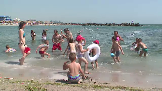 Copiii necajiti dintr-un sat din Iasi au ajuns pentru prima data pe litoral: "Pana acum, am vazut marea doar in poze"