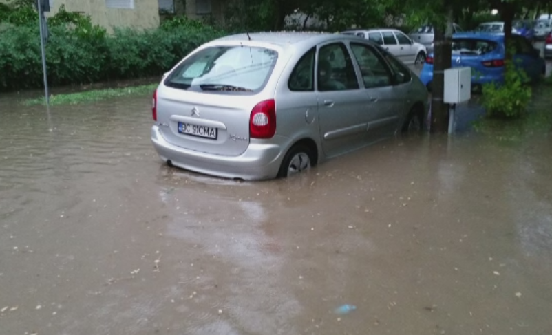 Furtuni cu efecte dezastruoase in mai multe judete, azi-noapte. Acoperisuri rupte, copaci smulsi si strazi inundate
